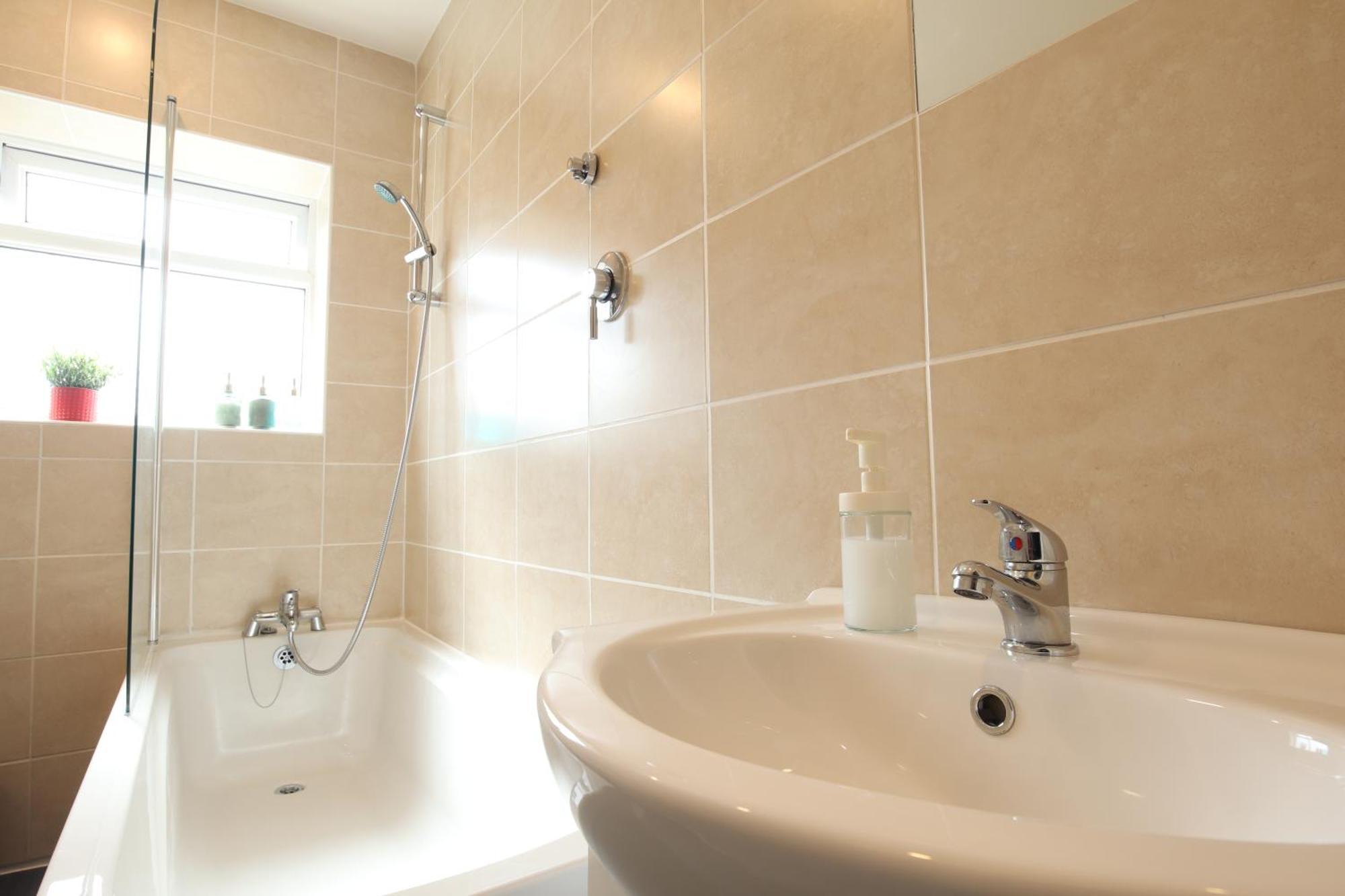 2-Bedroom, Free Parking, High Speed Wi-Fi, Swinton Manchester Eksteriør bilde