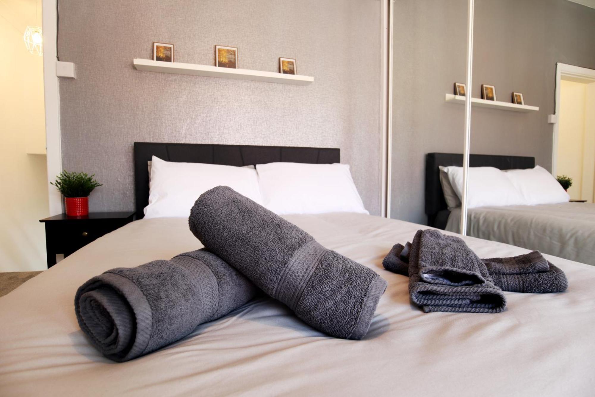 2-Bedroom, Free Parking, High Speed Wi-Fi, Swinton Manchester Eksteriør bilde